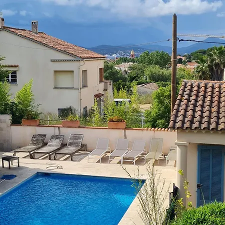 Holiday home Maison Grillons
