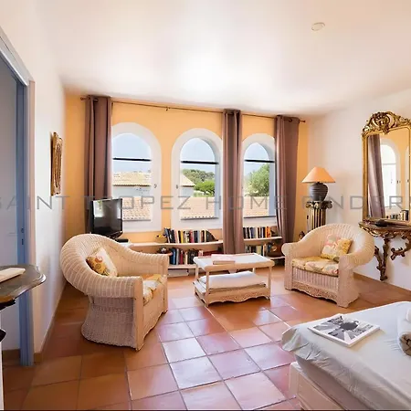 Holiday home Maison Grillons *