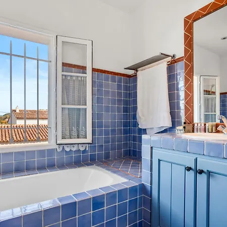 Maison Grillons Holiday home *